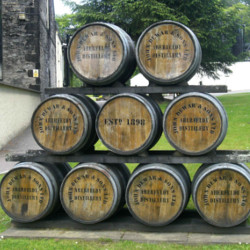 Fûts de vieillissement de whisky à Aberfeldy