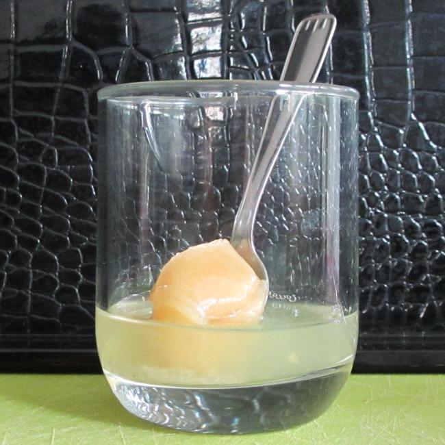 1. Verse le jus de citron dans un verre, ajoute la cuillère de miel et la pincée de sel