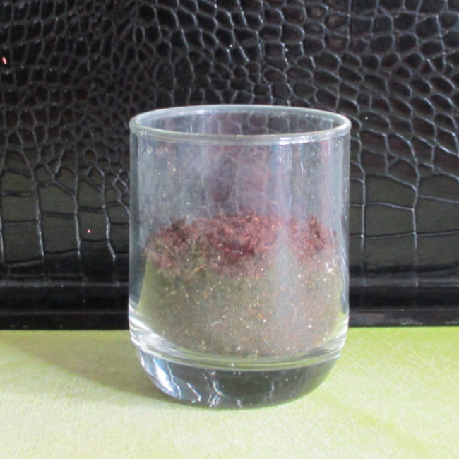 Etape 3 : mesure un demi-verre de terreau ou de terre, si possible mélangée à un peu de compost