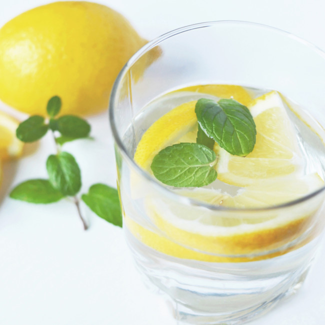 De l'eau, du citron, un apéro sans alcool